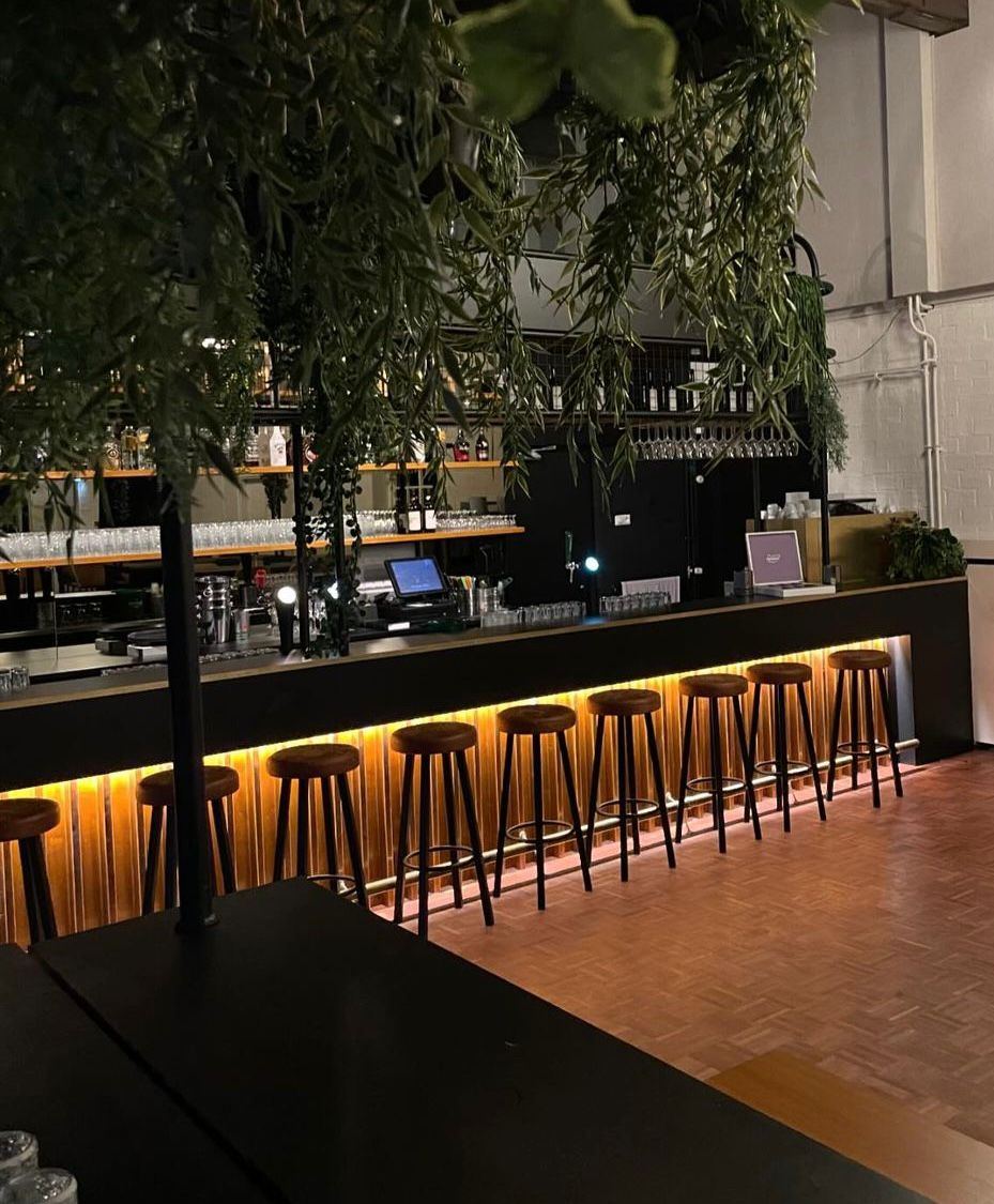 Sfeervol verlichte bar met barkrukken