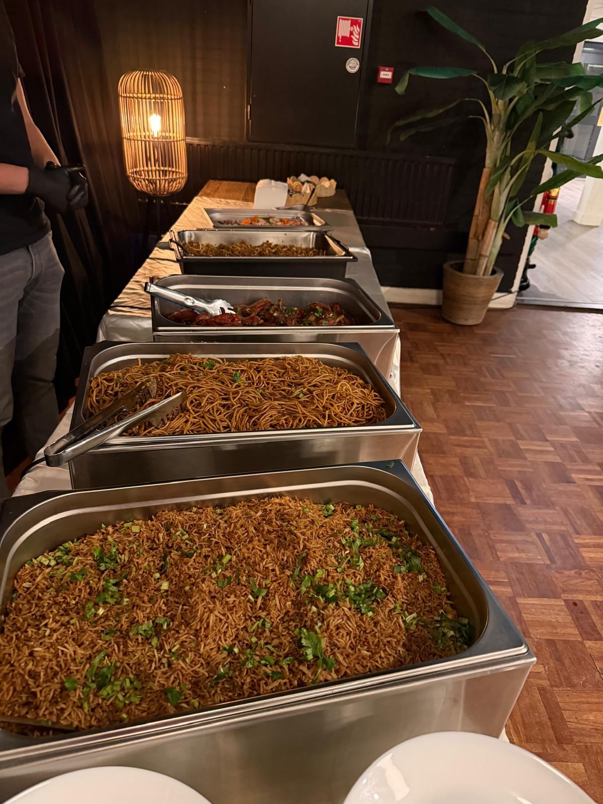 Warm buffet met bami, nasi en vlees